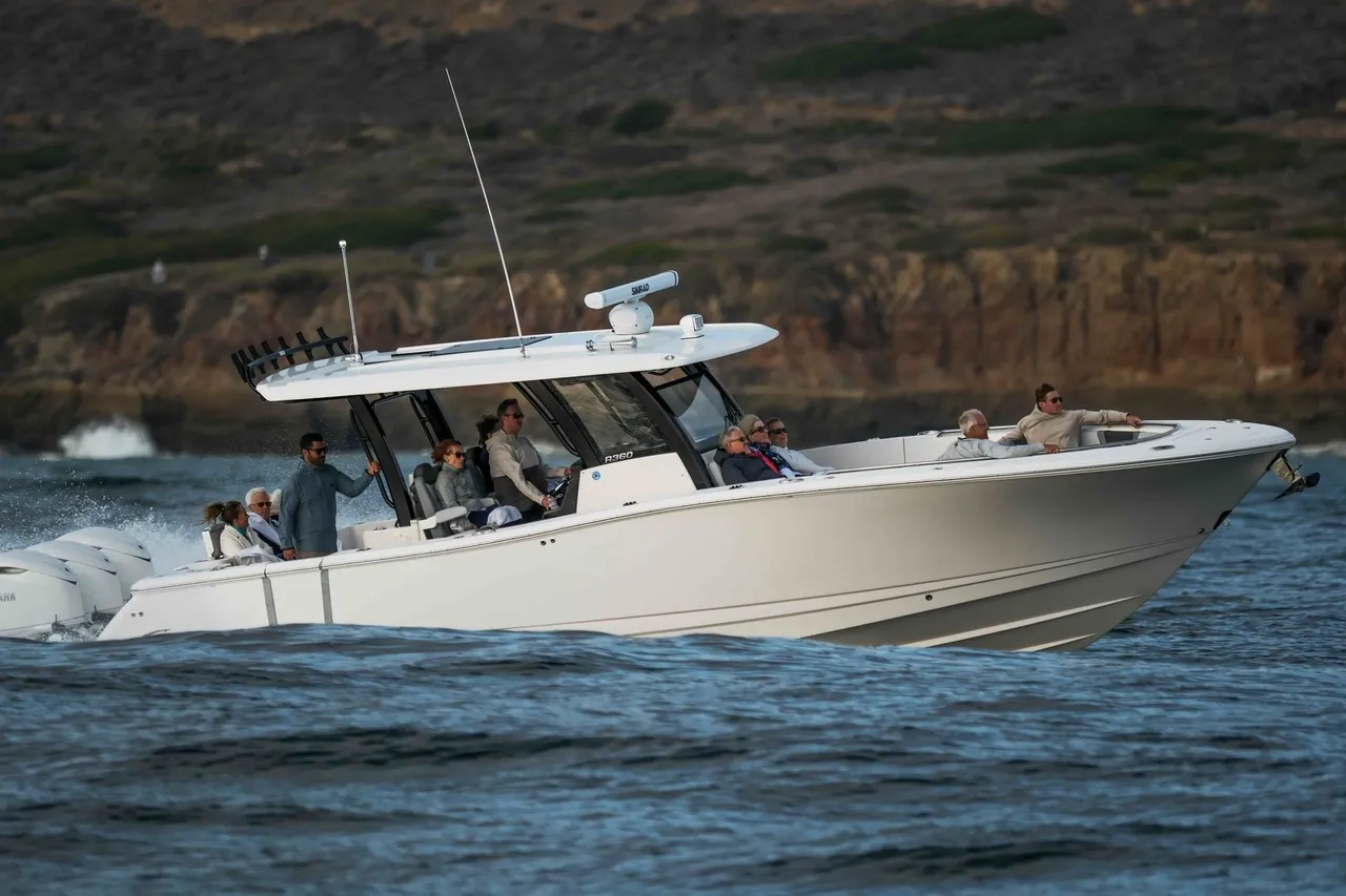 Robalo running offshore
